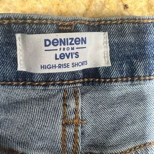 It’s a 6, but they are short. Never worn too small.